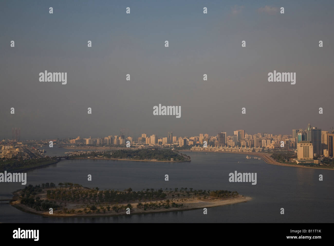 Landschaftlich von der Sharjah Corniche in den Vereinigten Arabischen Emiraten VAE im Nahen Osten in der Abenddämmerung Stockfoto