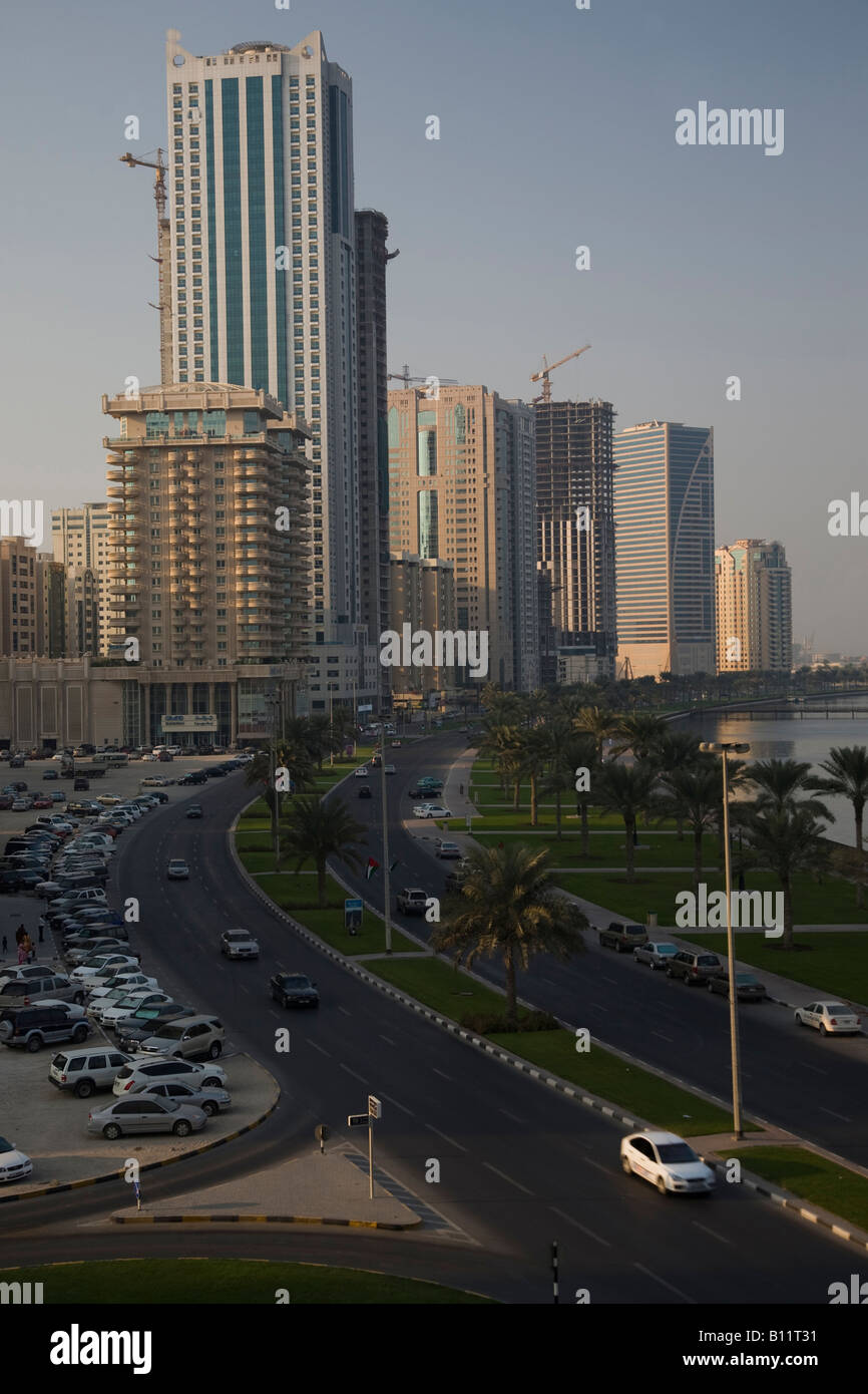 Landschaftlich von der Sharjah Corniche in den Vereinigten Arabischen Emiraten VAE im Nahen Osten in der Abenddämmerung Stockfoto