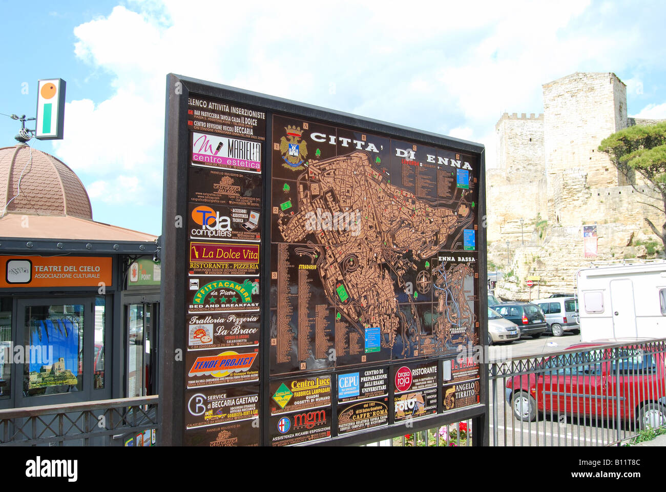 Tourist Information Kiosk und Stadtplan, Citta di Enna Provinz Enna, Sizilien, Italien Stockfoto