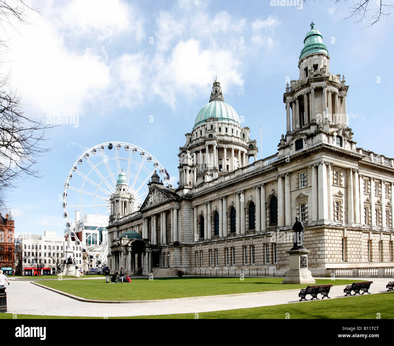 Der Belfast City Hall mit dem Belfast Auge 200ft Talll, bekannt als das Rad von Belfast jede Beobachtung Reise dauert ungefähr 12 Stockfoto