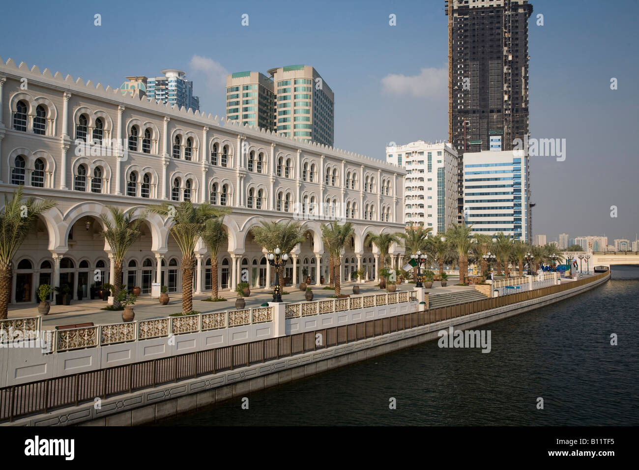 Colonade des Restaurants im Qanat Al Qasba auf Qasba Canal Sharjah Vereinigte Arabische Emirate VAE Stockfoto