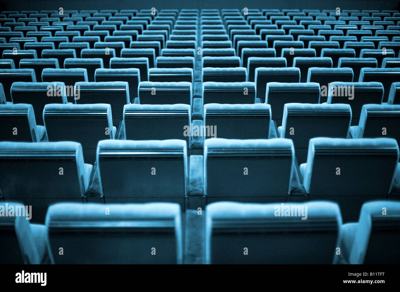 Leere Stühle im Kino oder Theater. Blauton. Stockfoto