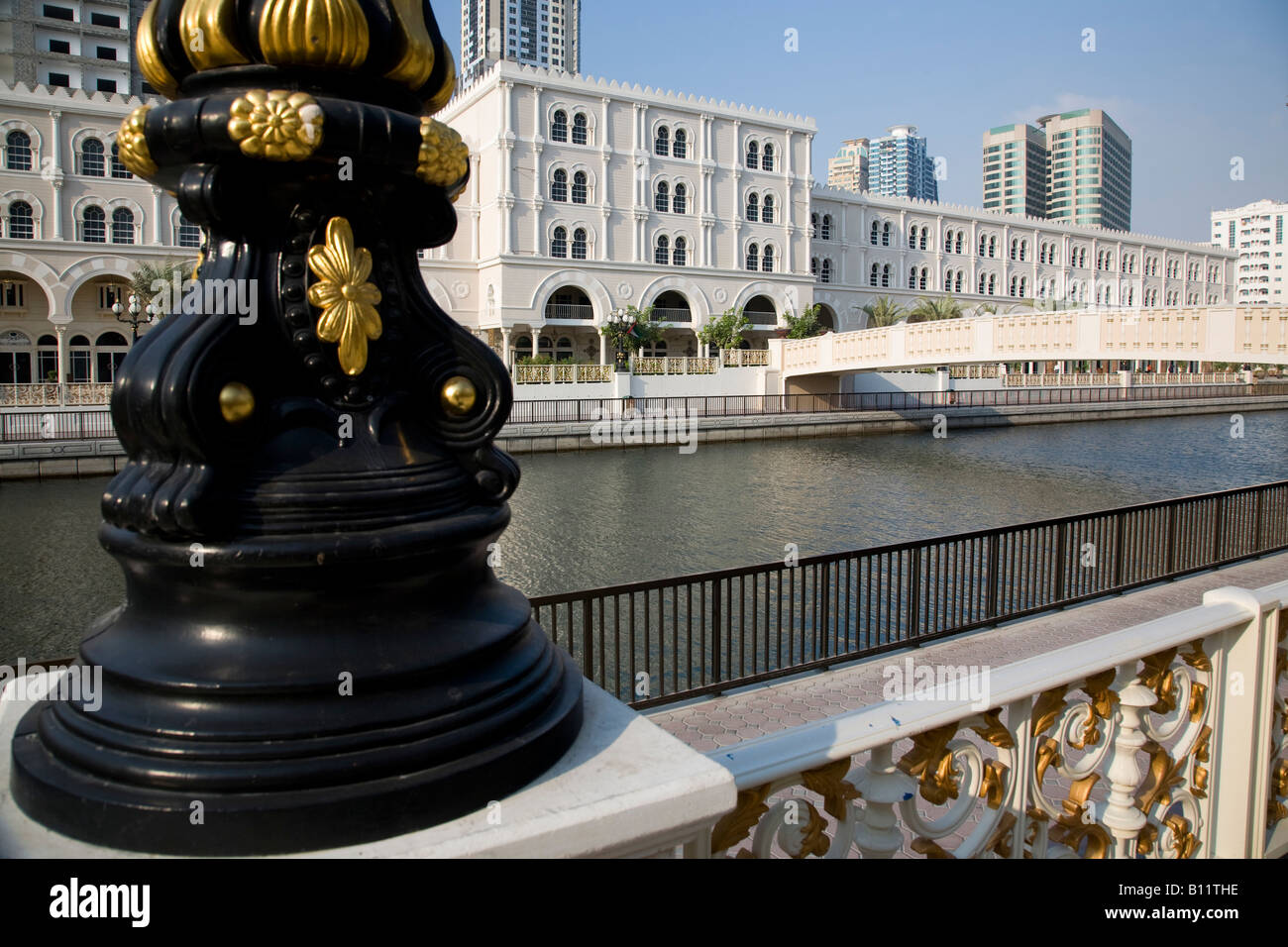 Colonade des Restaurants im Qanat Al Qasba auf Qasba Canal Sharjah Vereinigte Arabische Emirate VAE Stockfoto