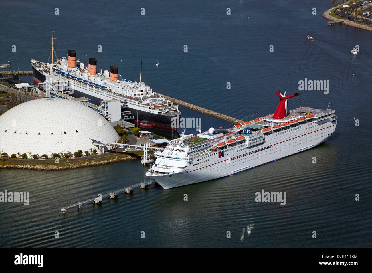 Luftaufnahmen über Queen Mary und Carnival Cruise Schiff Paradies Schiff im Hafen von Long Beach California Stockfoto