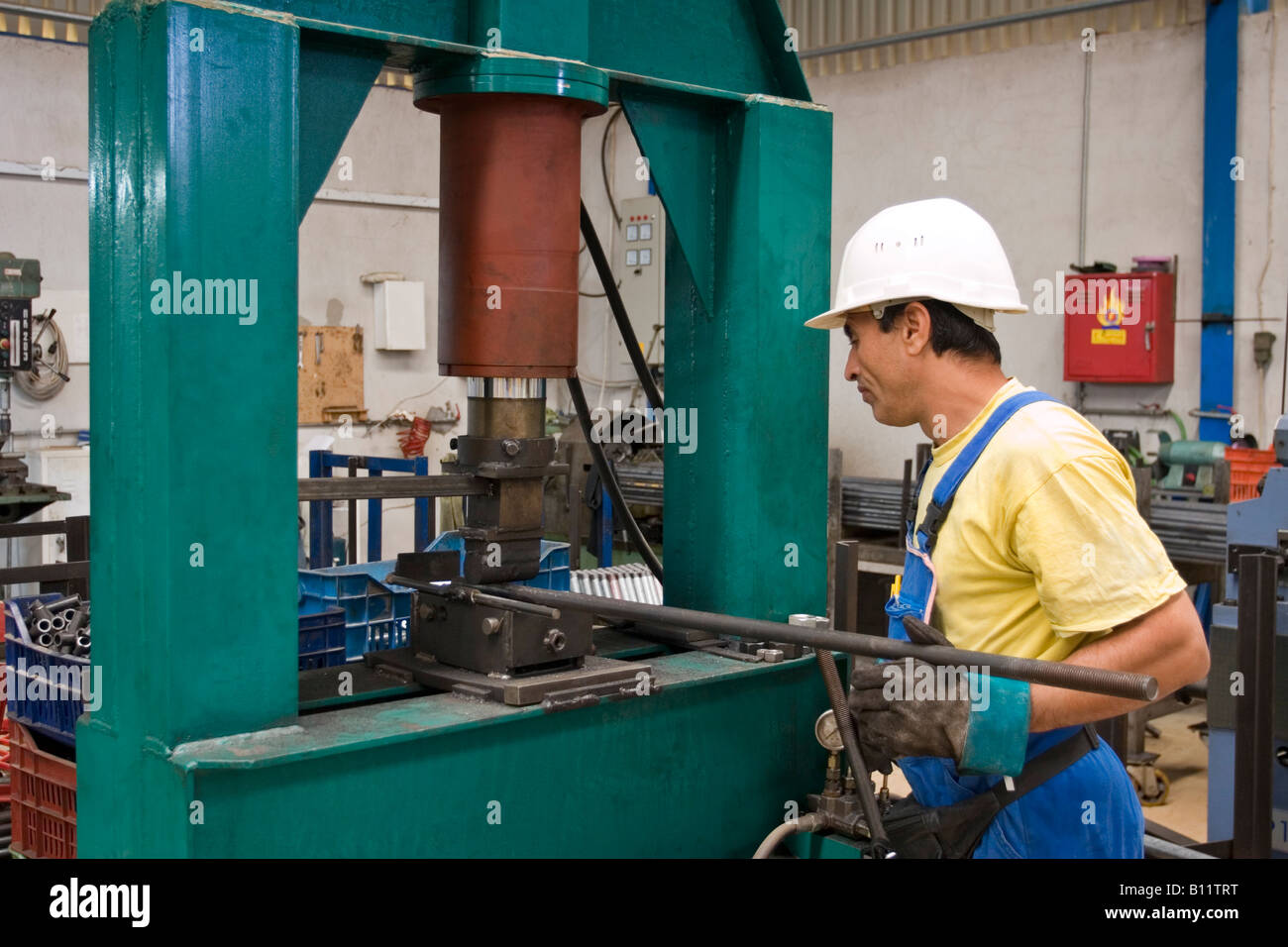 Ein Industriearbeiter Bearbeitung zylindrischer Metallschiene Stockfoto