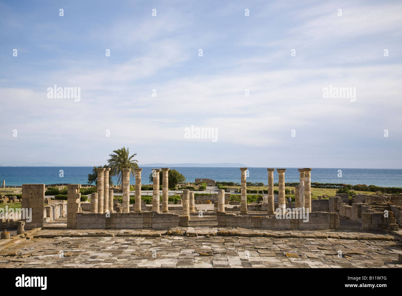 Das Forum im römischen archäologischen Komplex von Baelo Claudia mit Blick über das Mittelmeer mit Afrika am Horizont. Die Stadt wurde gegen Ende des 2. Jahrhunderts v. Chr. gegründet und liegt an der Küste der Straße von Gibraltar in der Nähe der südspanischen Stadt Tarifa. Baelo Claudia, Tarifa, Cádiz, Andalucía, Spanien. Stockfoto