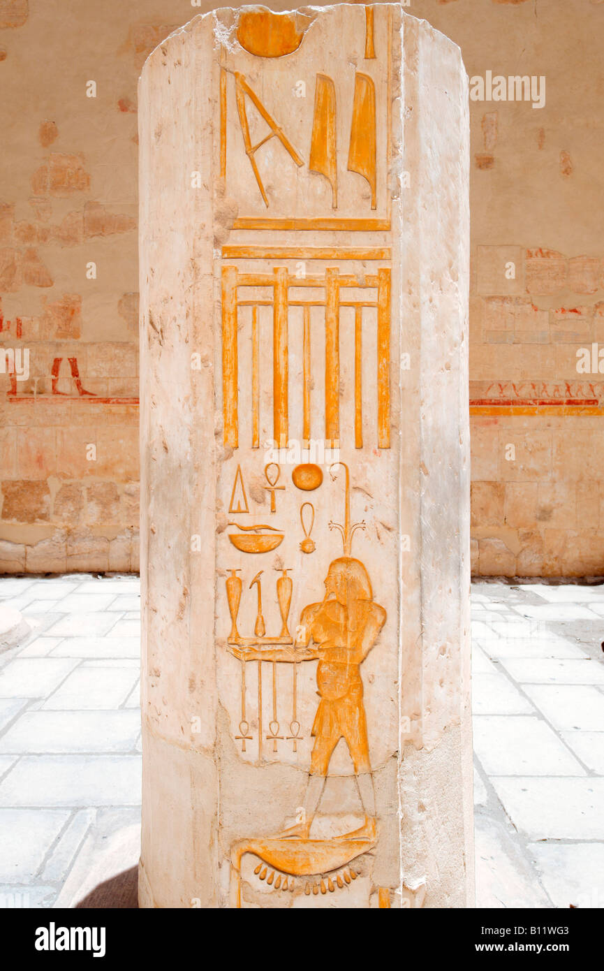 Hieroglyphen auf Säule, obere Terrasse, Deir el Bahri oder Leichenhalle