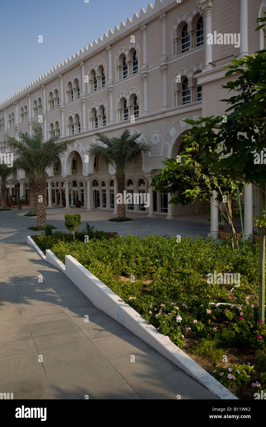 Colonade des Restaurants im Qanat Al Qasba auf Qasba Canal Sharjah Vereinigte Arabische Emirate VAE Stockfoto