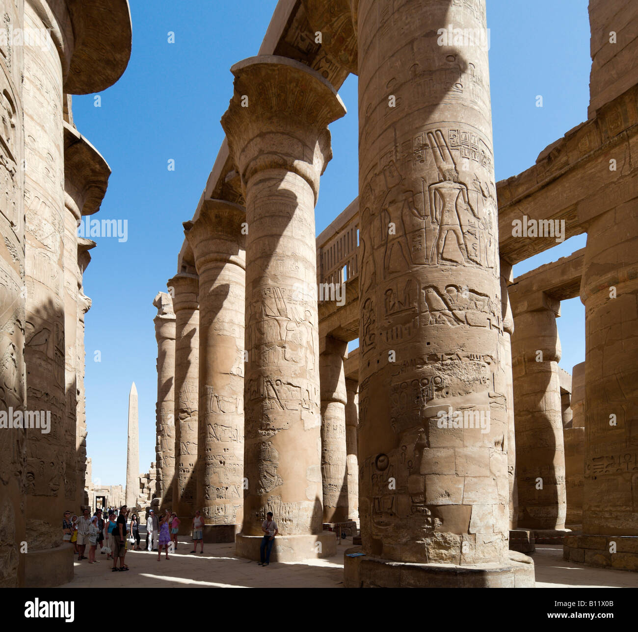 Säulen in der großen Säulenhalle und der Hatschepsut Obelisk, Bezirk von Amun-Tempel von Karnak, Luxor, Nil Senke, Ägypten Stockfoto