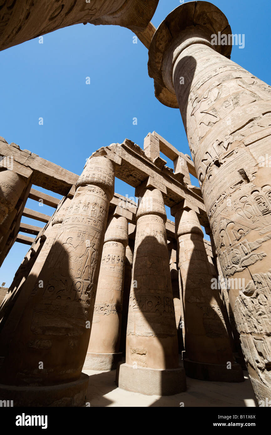 Säulen in die große Säulenhalle, Bezirk von Amun-Tempel von Karnak, Luxor, Nil Senke, Ägypten Stockfoto