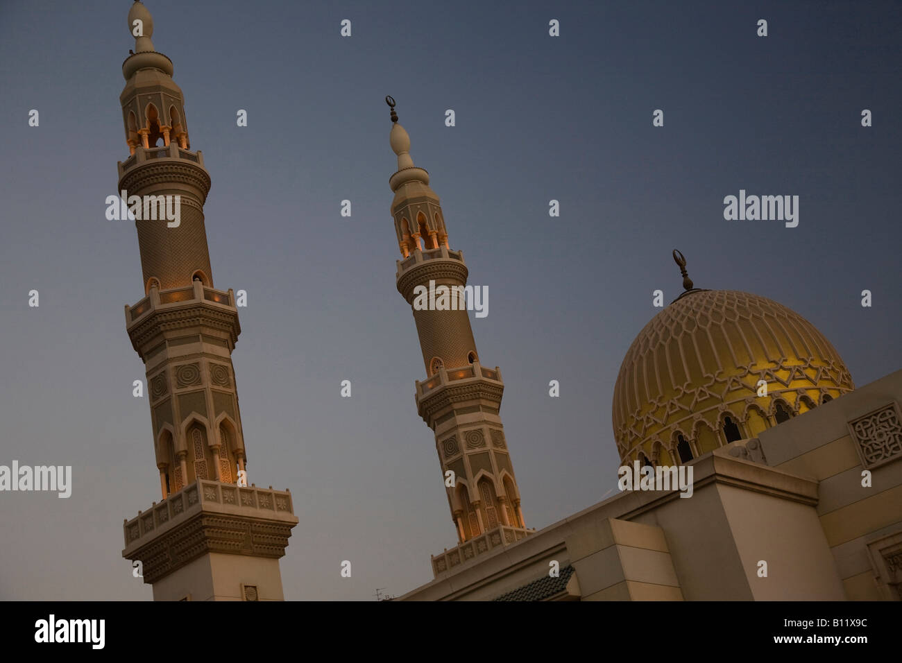 Grafik und dramatische Abenddämmerung Zeit Schuss der Moschee von Sharjah Corniche Vereinigte Arabische Emirate-Tourismus und Reisen-Symbol Sightseeing muss Stockfoto