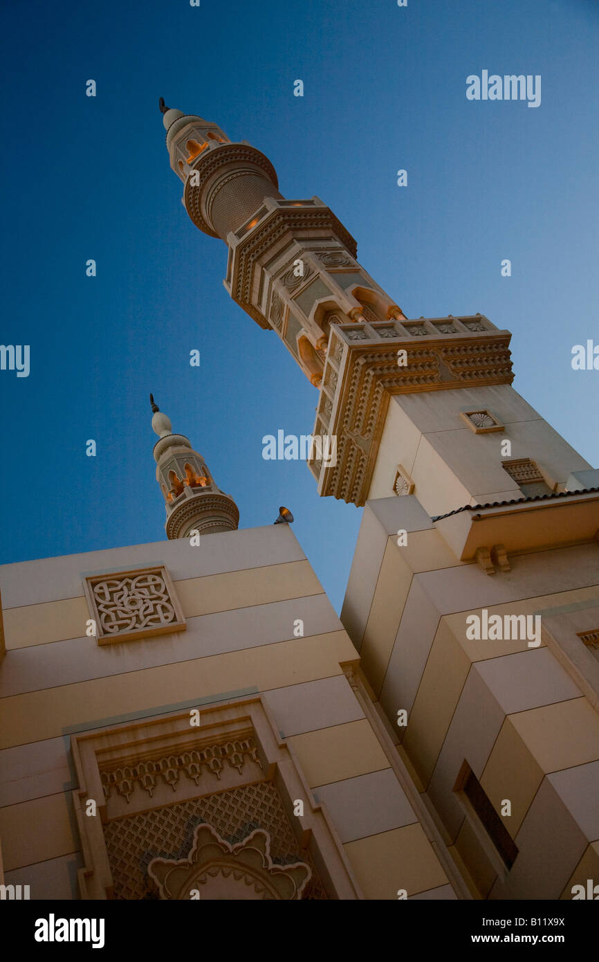Grafik und dramatische Abenddämmerung Zeit Schuss der Moschee von Sharjah Corniche Vereinigte Arabische Emirate-Tourismus und Reisen-Symbol Sightseeing muss Stockfoto