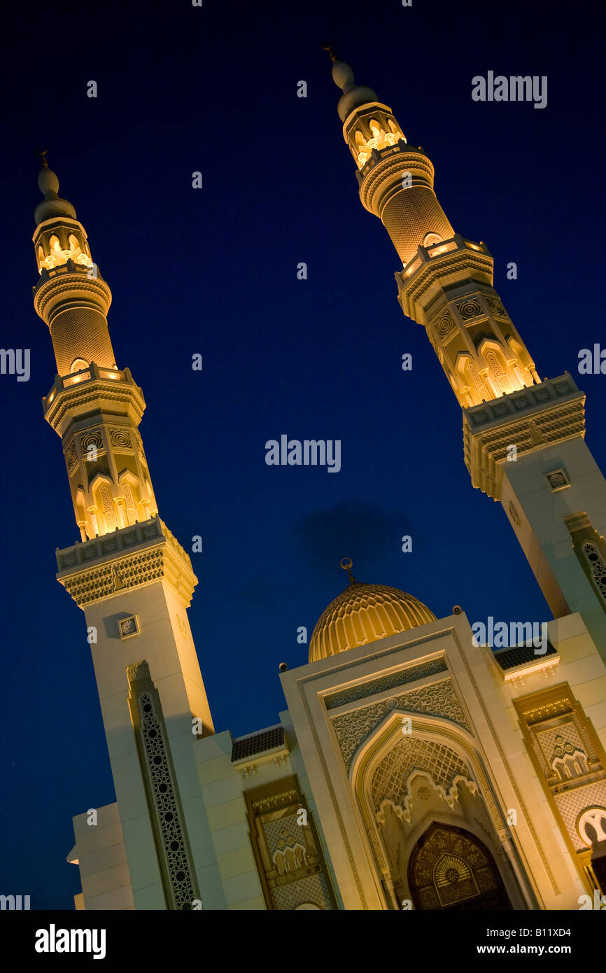 Grafik und dramatischen Nachtzeit schoss der Moschee von Sharjah Corniche-Vereinigte Arabische Emirate-Tourismus und Reisen-Symbol-Sightseeing muss Stockfoto