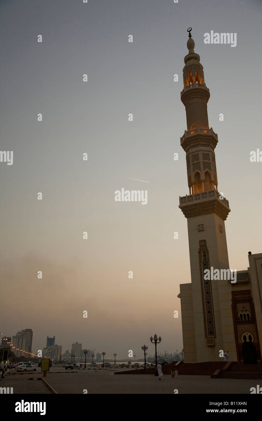 Grafik und dramatische Abenddämmerung Zeit Schuss der Moschee von Sharjah Corniche Vereinigte Arabische Emirate-Tourismus und Reisen-Symbol Sightseeing muss Stockfoto