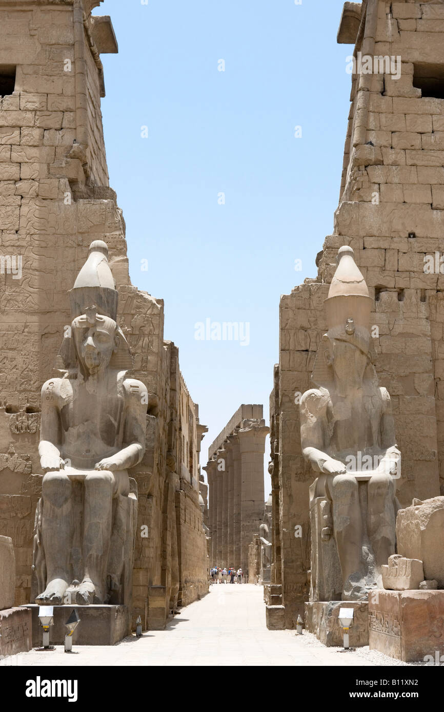 Kolosse von Ramses II. am Eingang zum Luxor-Tempel, Luxor, Nil Senke, Ägypten Stockfoto