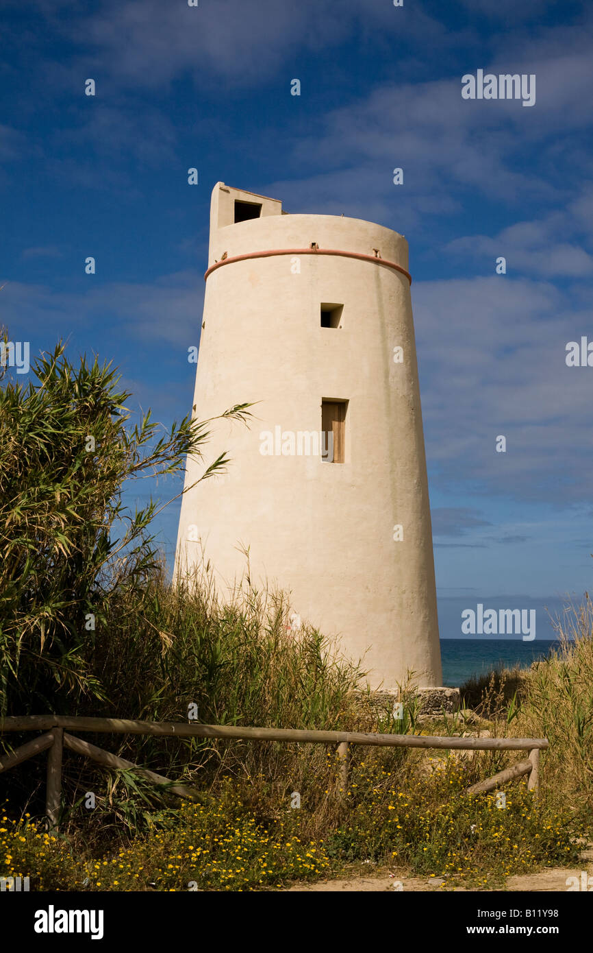 Torre Nueve - der neue Turm - ein alter Aussichtsturm und Verteidigungsturm am Ufer von El Palmar. Playa de El Palmar, El Palmar, Vejer de la Frontera, Cádiz, Andalucía, Spanien. Stockfoto