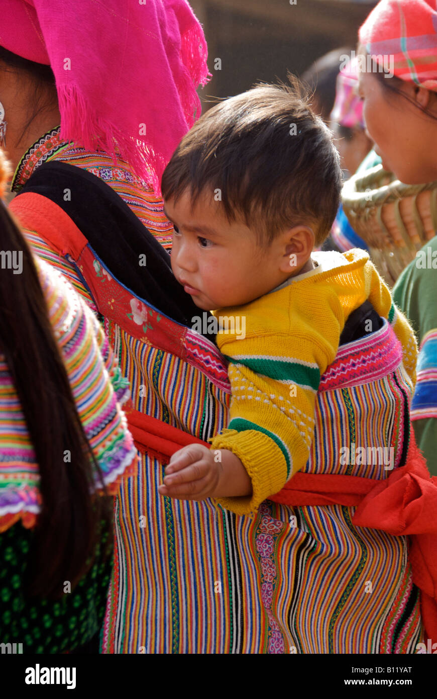 Young Flower Hmong junge Mütter geweitermacht zurück Bac Ha Sonntag Markt Nord-Vietnam Stockfoto