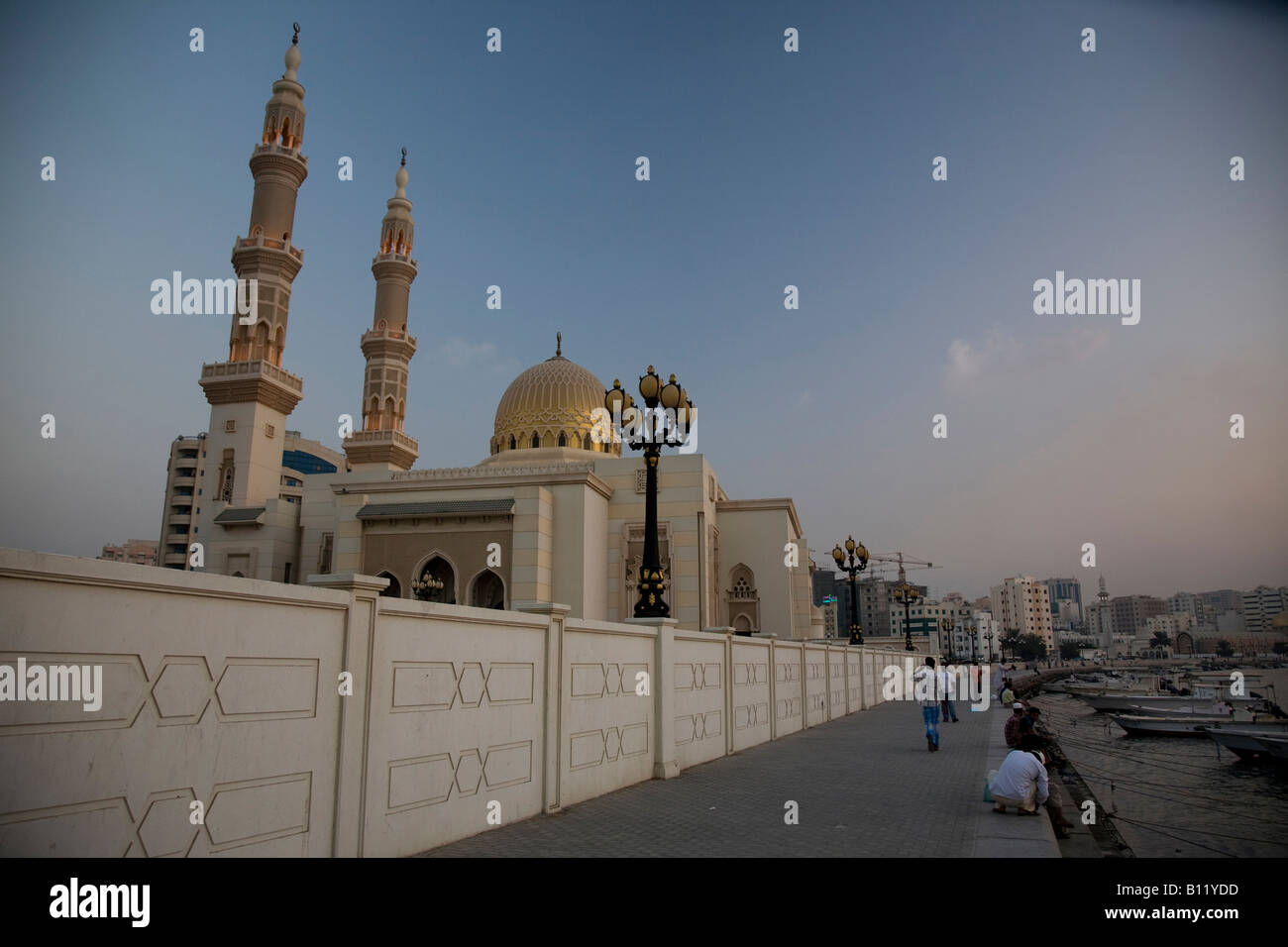 Grafik und dramatische Abenddämmerung Zeit Schuss der Moschee von Sharjah Corniche Vereinigte Arabische Emirate-Tourismus und Reisen-Symbol Sightseeing muss Stockfoto