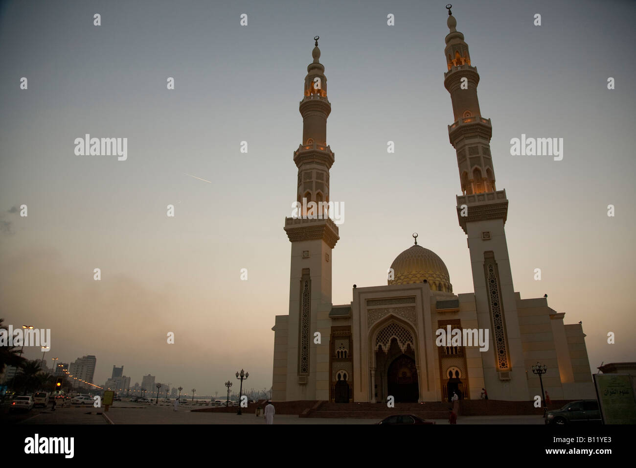 Grafik und dramatische Abenddämmerung Zeit Schuss der Moschee von Sharjah Corniche Vereinigte Arabische Emirate-Tourismus und Reisen-Symbol Sightseeing muss Stockfoto
