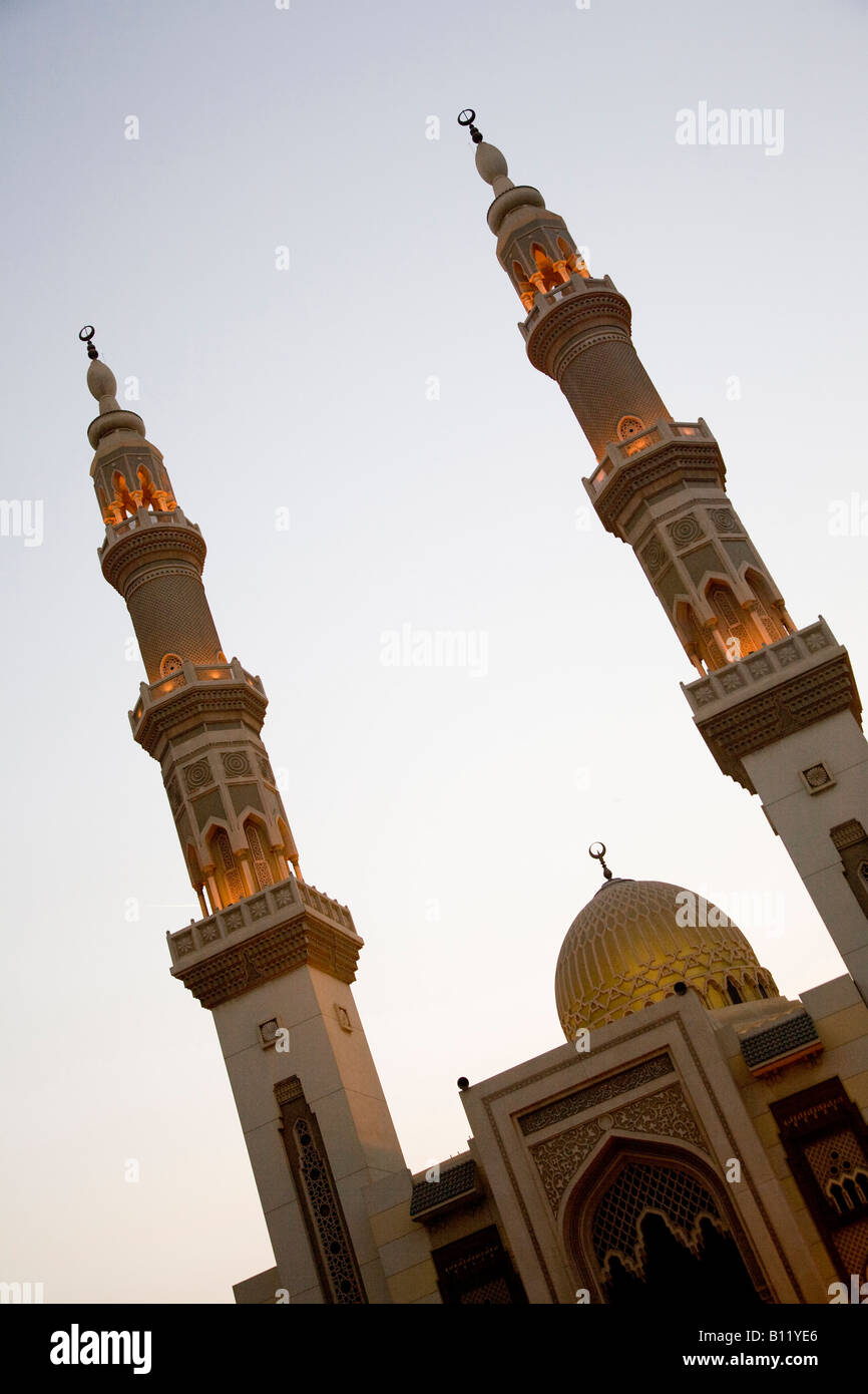 Grafik und dramatische Abenddämmerung Zeit Schuss der Moschee von Sharjah Corniche Vereinigte Arabische Emirate-Tourismus und Reisen-Symbol Sightseeing muss Stockfoto