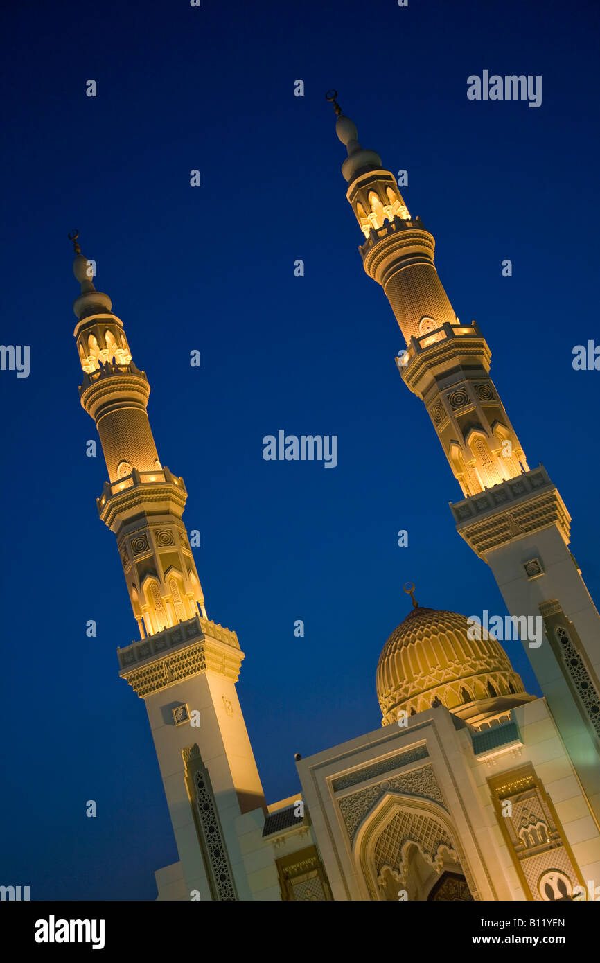 Grafik und dramatischen Nachtzeit schoss der Moschee von Sharjah Corniche-Vereinigte Arabische Emirate-Tourismus und Reisen-Symbol-Sightseeing muss Stockfoto