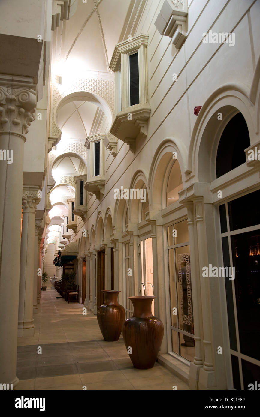 Colonade des Restaurants im Qanat Al Qasba auf Qasba Canal Sharjah Vereinigte Arabische Emirate VAE Stockfoto