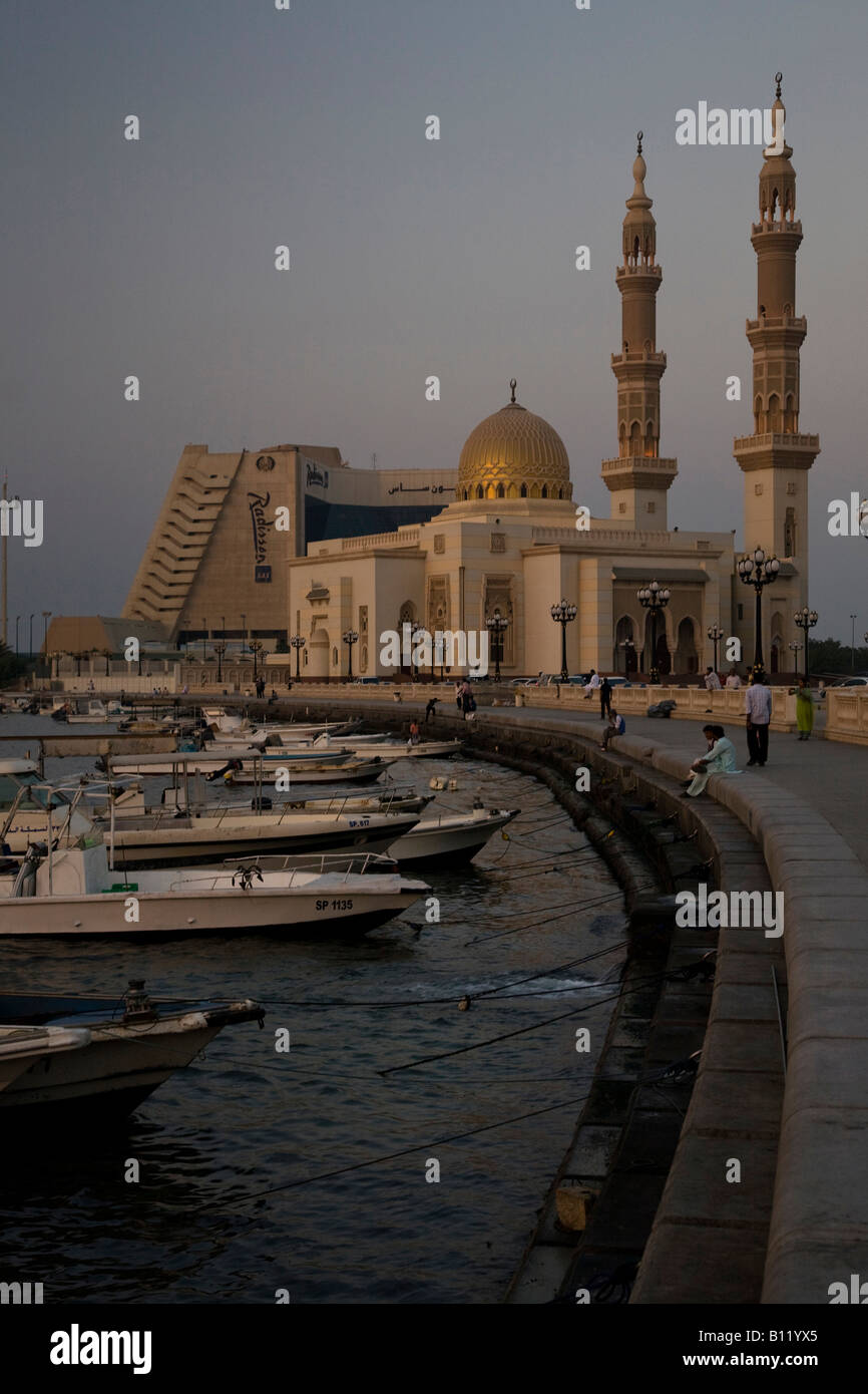 Grafik und dramatische Abenddämmerung Zeit Schuss der Moschee von Sharjah Corniche Vereinigte Arabische Emirate-Tourismus und Reisen-Symbol Sightseeing muss Stockfoto