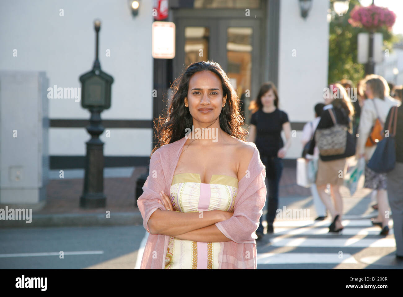 Junge Frau, die zu Fuß, Georgetown, Washington DC, USA, Herr-5-22-08 Stockfoto