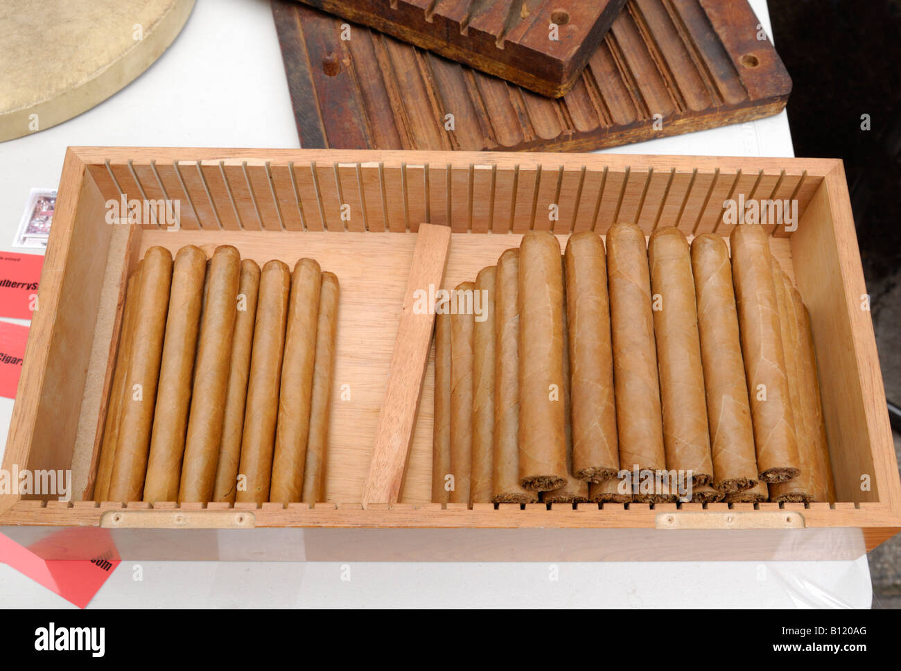 Handrolled Zigarren zum Verkauf an einer Straße stehen in der Mulberry Street in Little Italy, New York City. Stockfoto