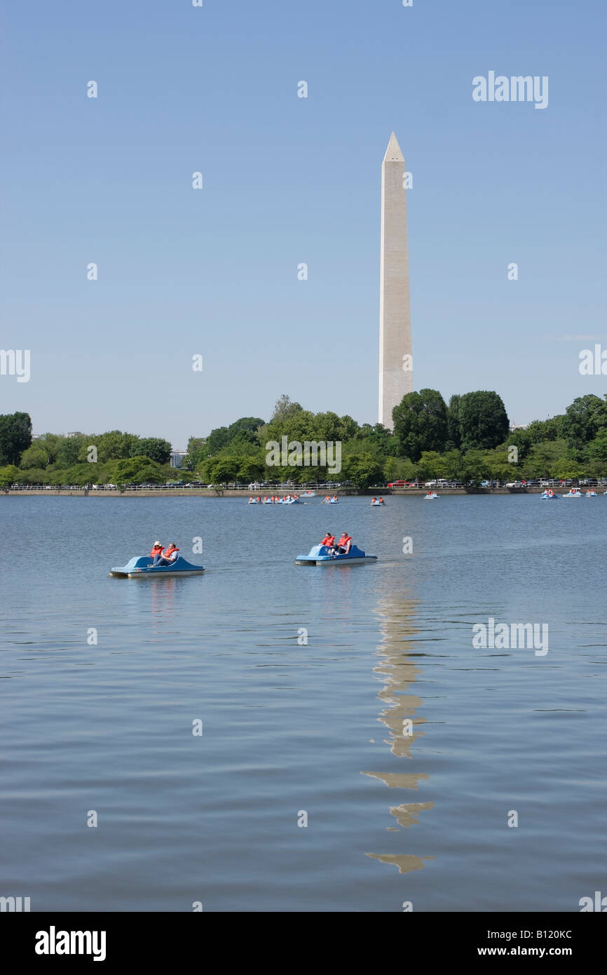 Boote am Tidal Basin in der Nähe von Jefferson Memorial, Washington Memorial auf dem Hintergrund, Washington DC, USA Stockfoto