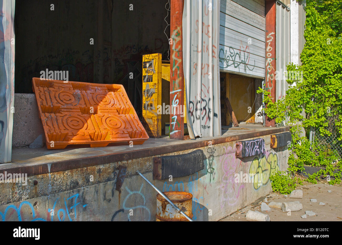 weit offen Dock auf einem verlassenen Fabrikgebäude mit Graffiti besprüht Stockfoto