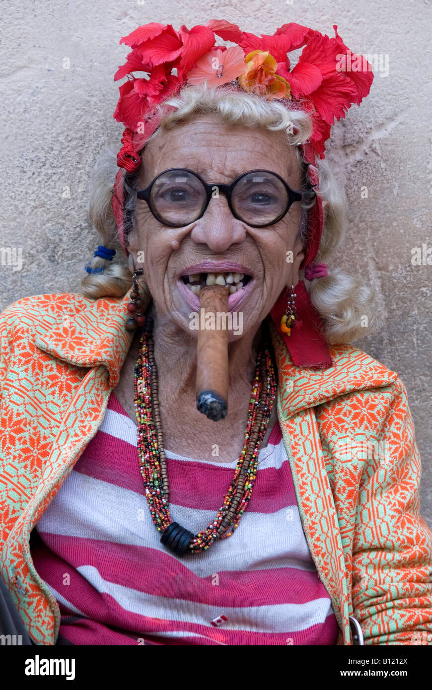 Alte Dame raucht Zigarre in der Altstadt von Havanna, Kuba Stockfoto