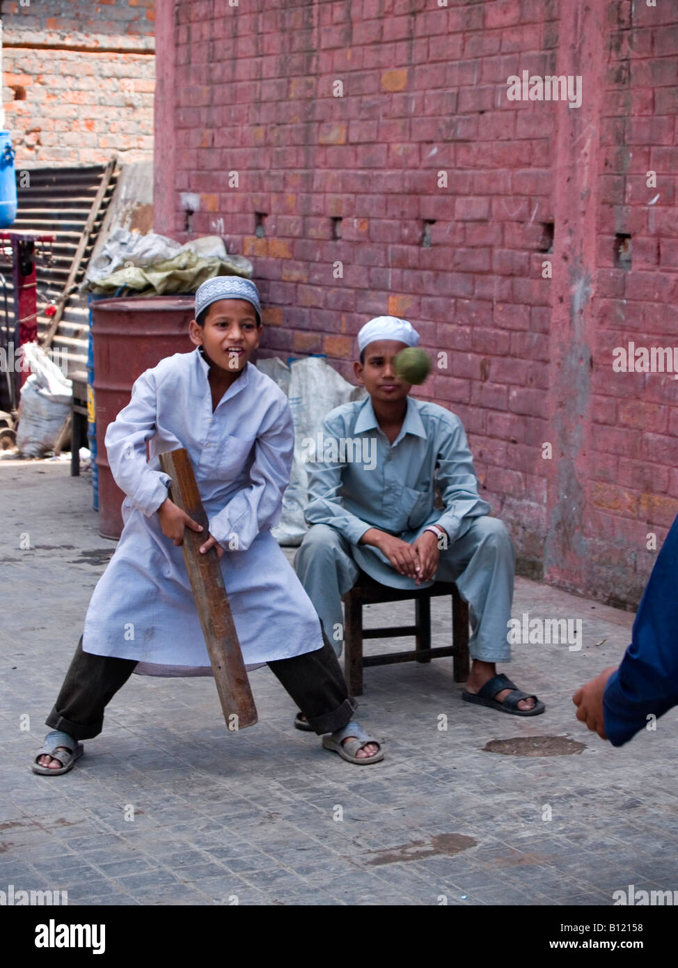 Muslimische Jungs spielen Cricket in den Straßen von Kalkutta Stockfoto