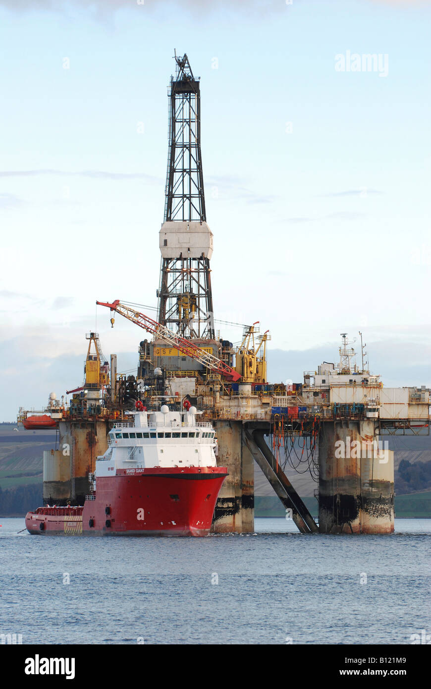 Oil Rig (GSF Arktis III) und Support Vessel (Skandi Riese) in den Cromarty Firth, Invergordon, Schottland Stockfoto