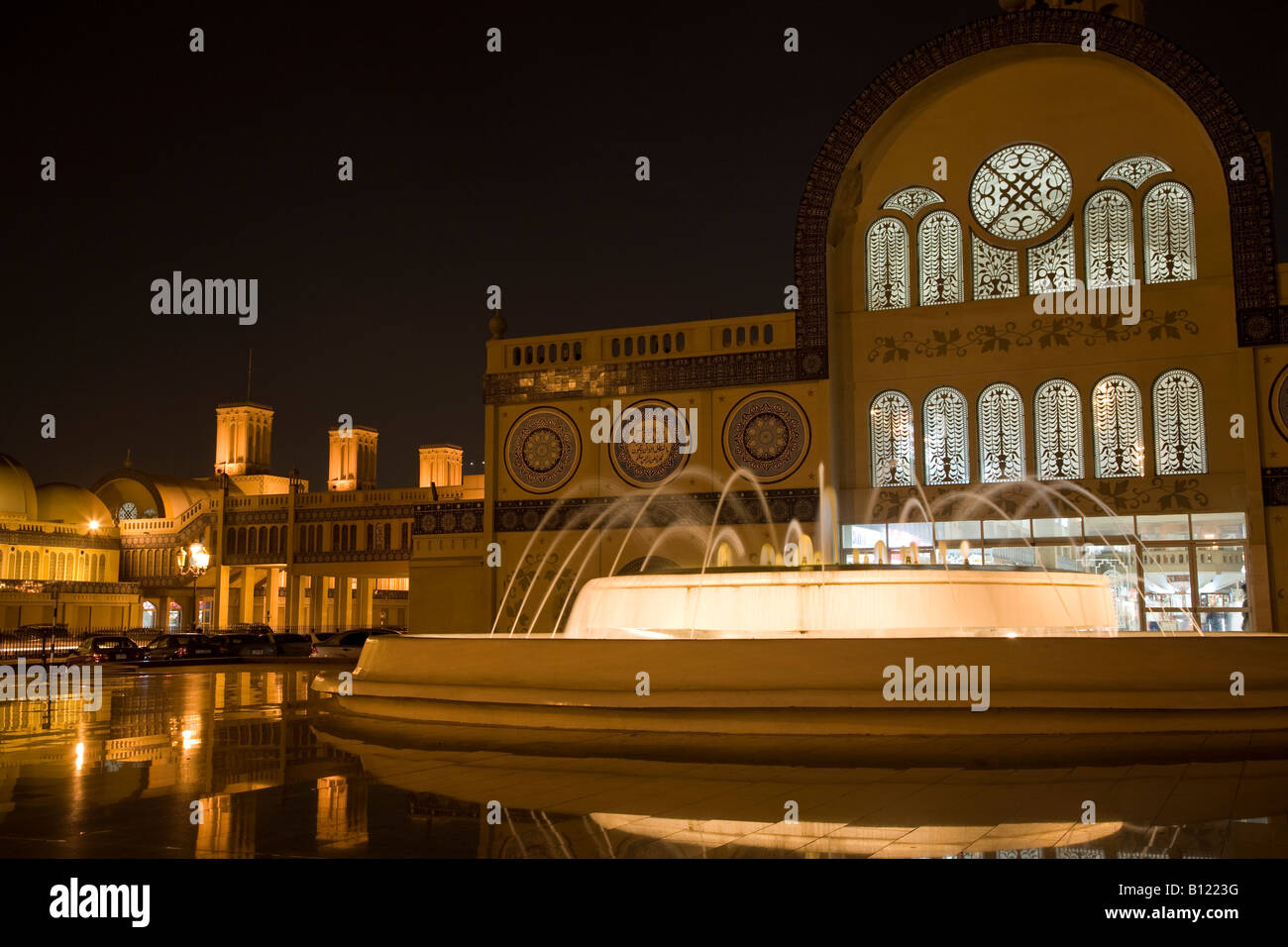 Der Zentralmarkt (Blue Souq) äußere Sharjah Vereinigte Arabische Emirate in der Nacht Stockfoto
