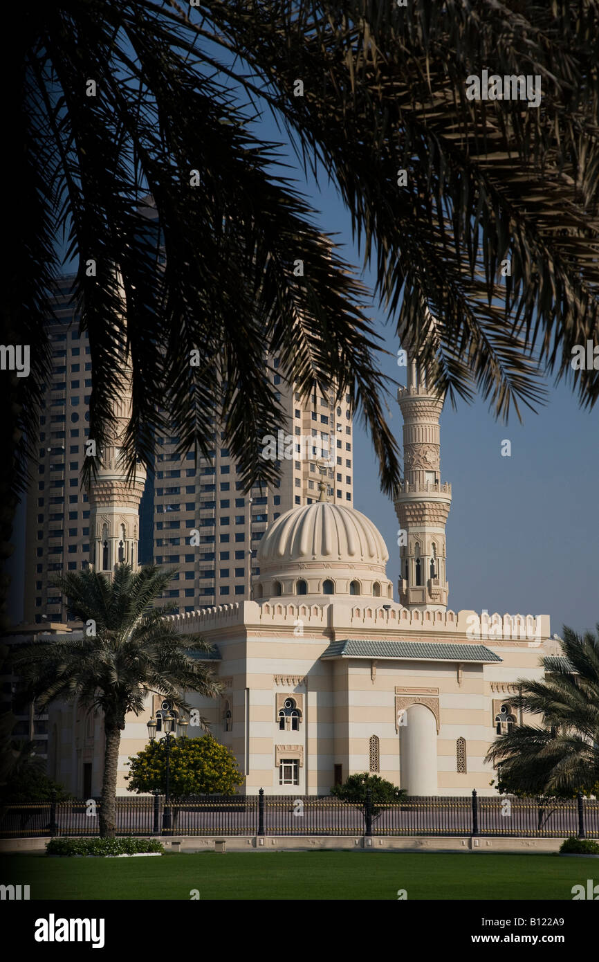 Stadtzentrum von Sharjah Moschee der arabischen Design Vereinigte Arabische Emirate-Tourismus und Reisen mit Palmwedel Baum anzeigen Stockfoto