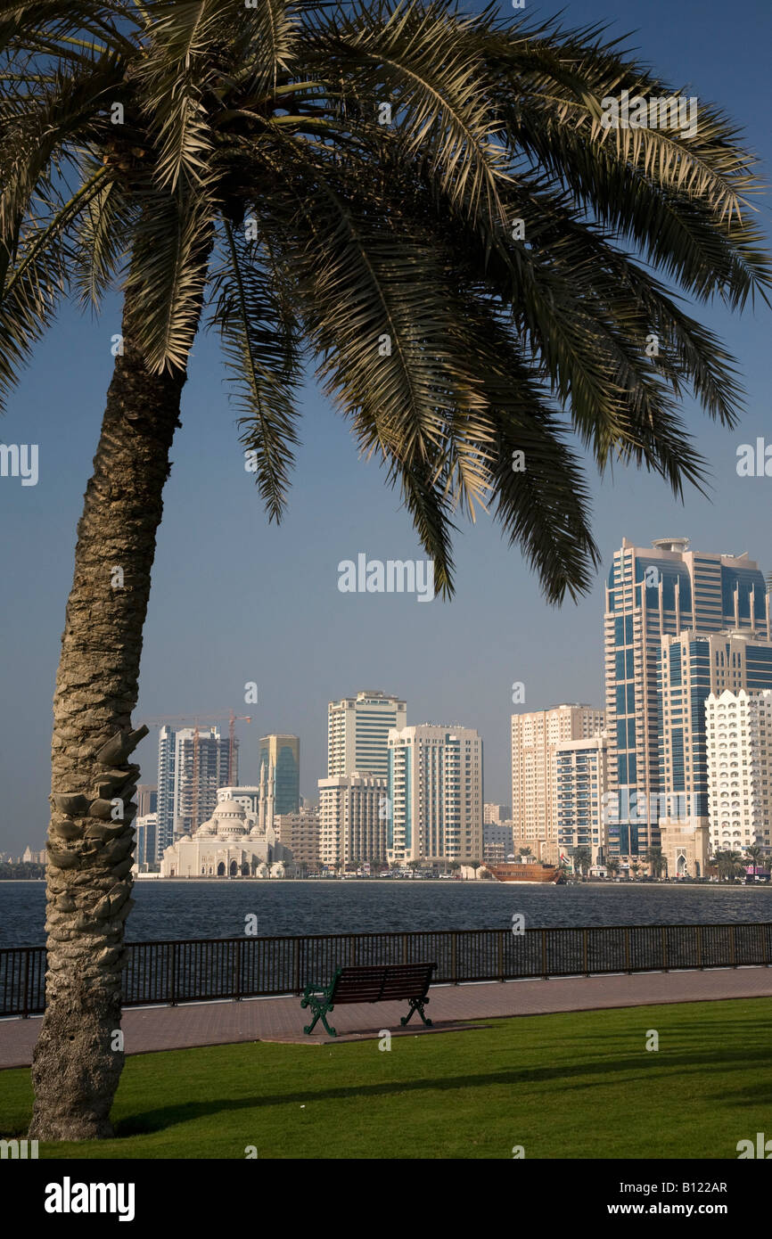 Sharjah-Corniche-Vereinigte Arabische Emirate-Tourismus und Reisen mit Palmwedeln Baum anzeigen Stockfoto