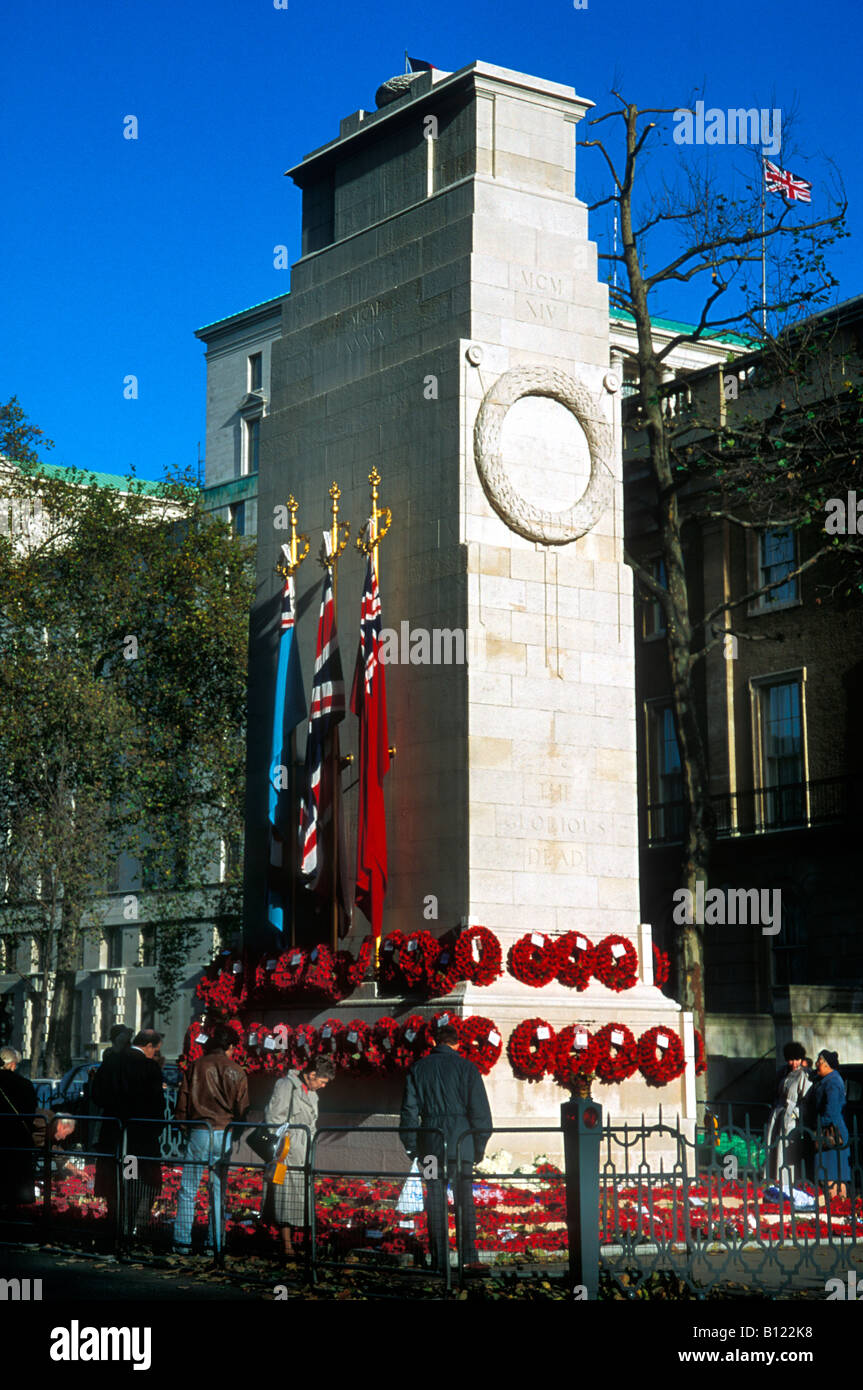 Kriegerdenkmal Cenotaph in Whitehall mit roten Mohn Kränze nach Remeberance Sonntag London England Stockfoto