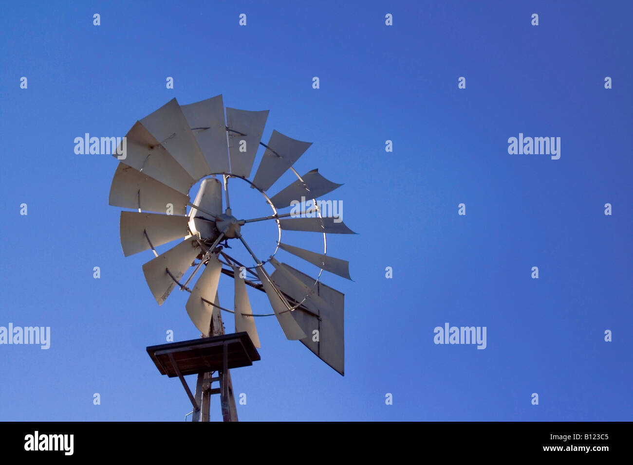 Bauernhof-Windmühle Stockfoto