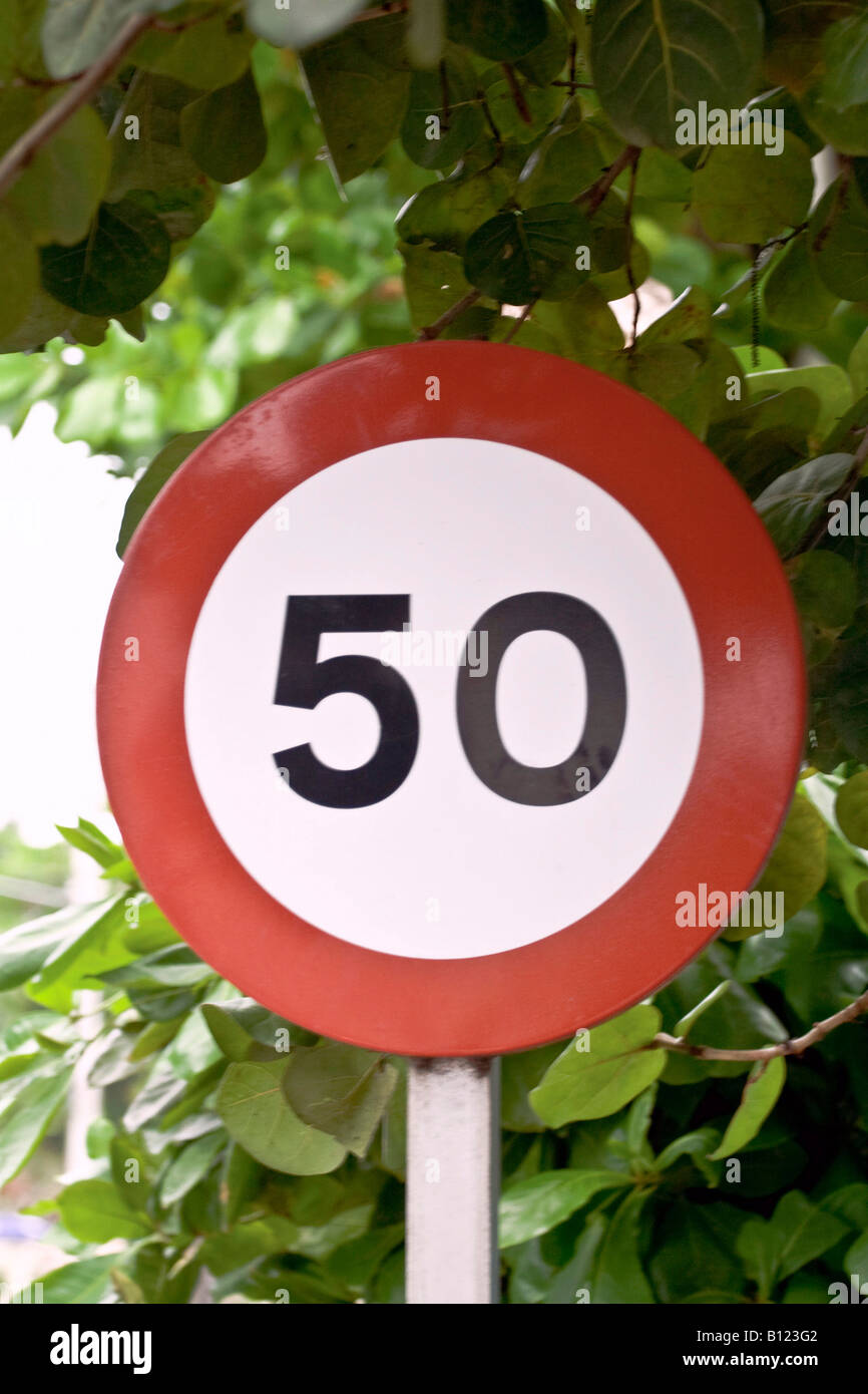 Sie Erhöhen Ihre Geschwindigkeit Von 50 Auf 100 Geschwindigkeit 50 km h -Fotos und -Bildmaterial in hoher Auflösung – Alamy