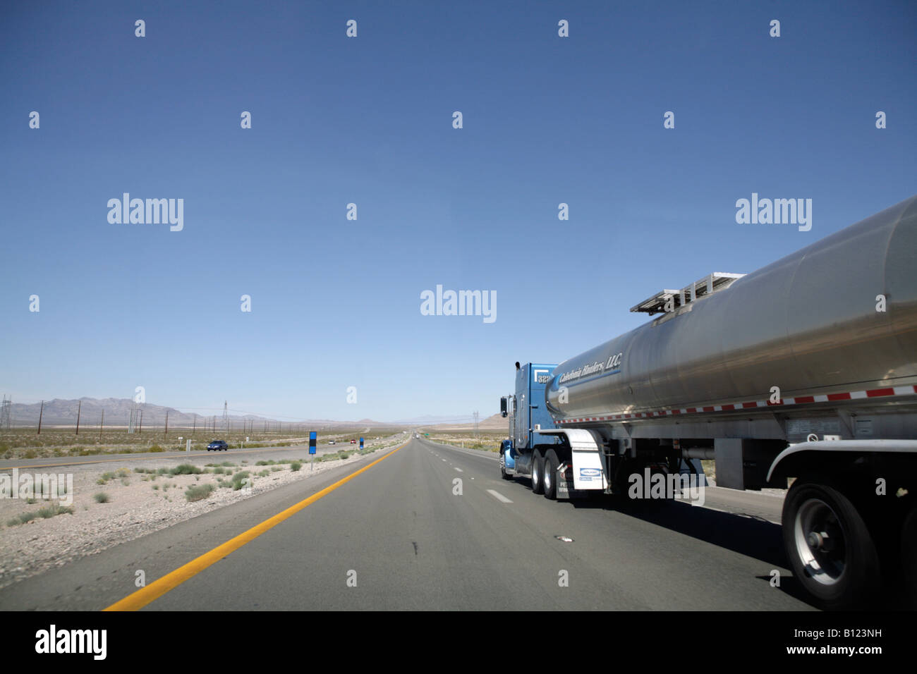 LKW auf Autobahn nördlich von Las Vegas Stockfoto