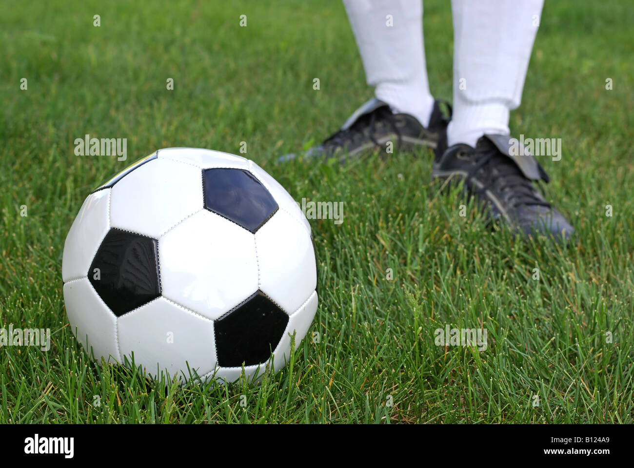 Fußball mit Player im Hintergrund Stockfoto