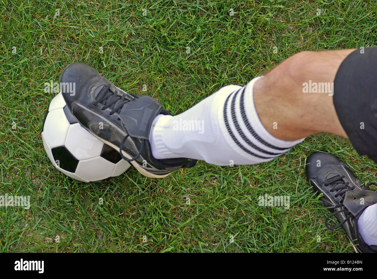 Fußball Spieler Fuß am ball in Rasen Stockfoto