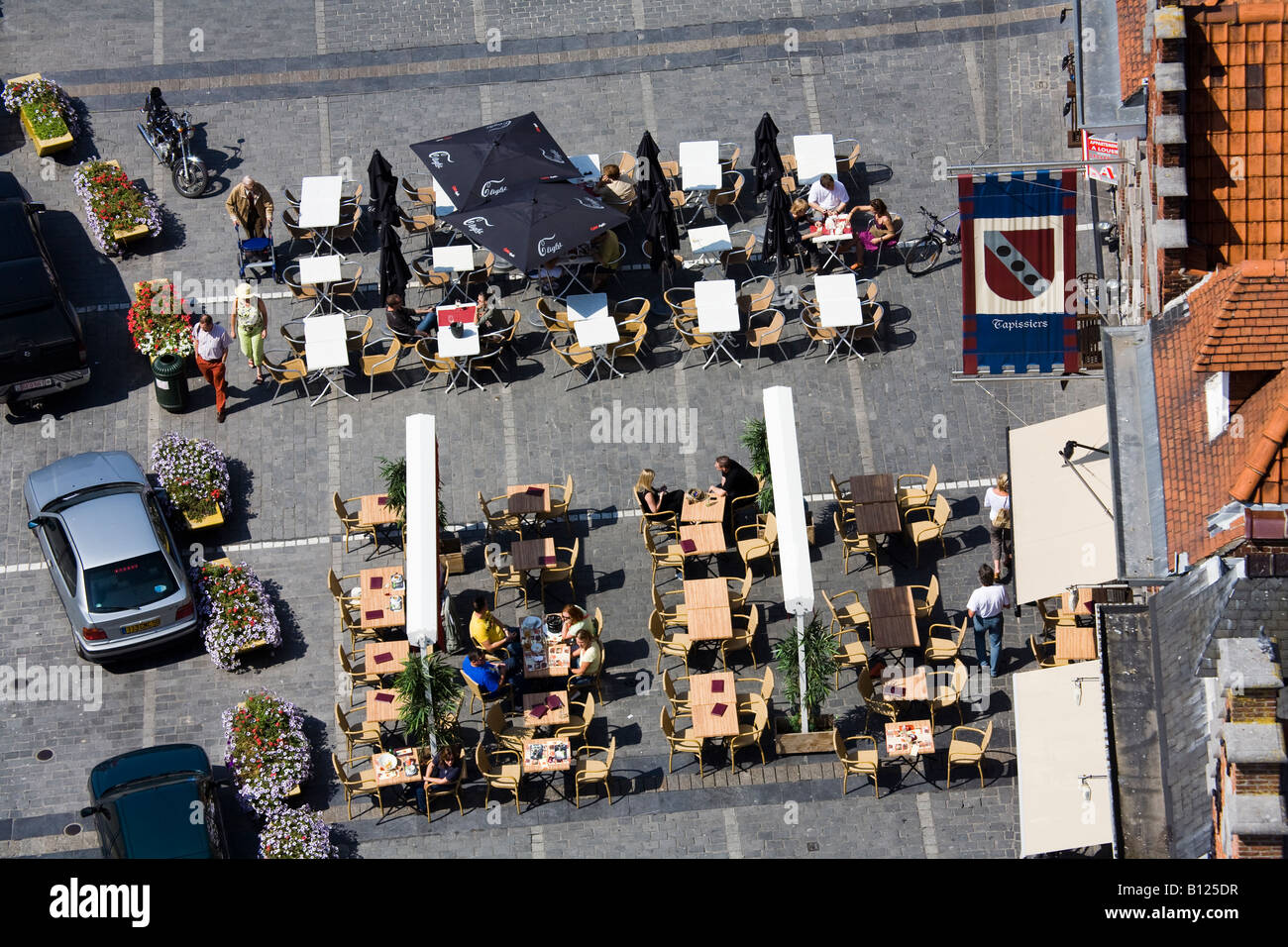 Draufsicht des Essens im Freien am Bürgersteig Bar und Café Tournai, Belgien Stockfoto