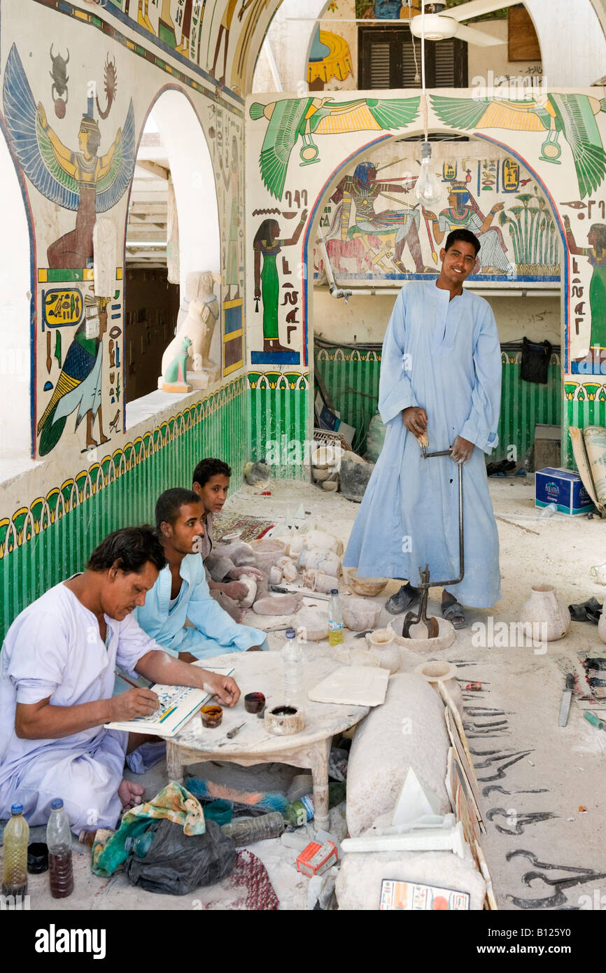 Handwerker bei einem Alabaster Fabrik auf der West Bank, Luxor, Nil Senke, Ägypten Stockfoto