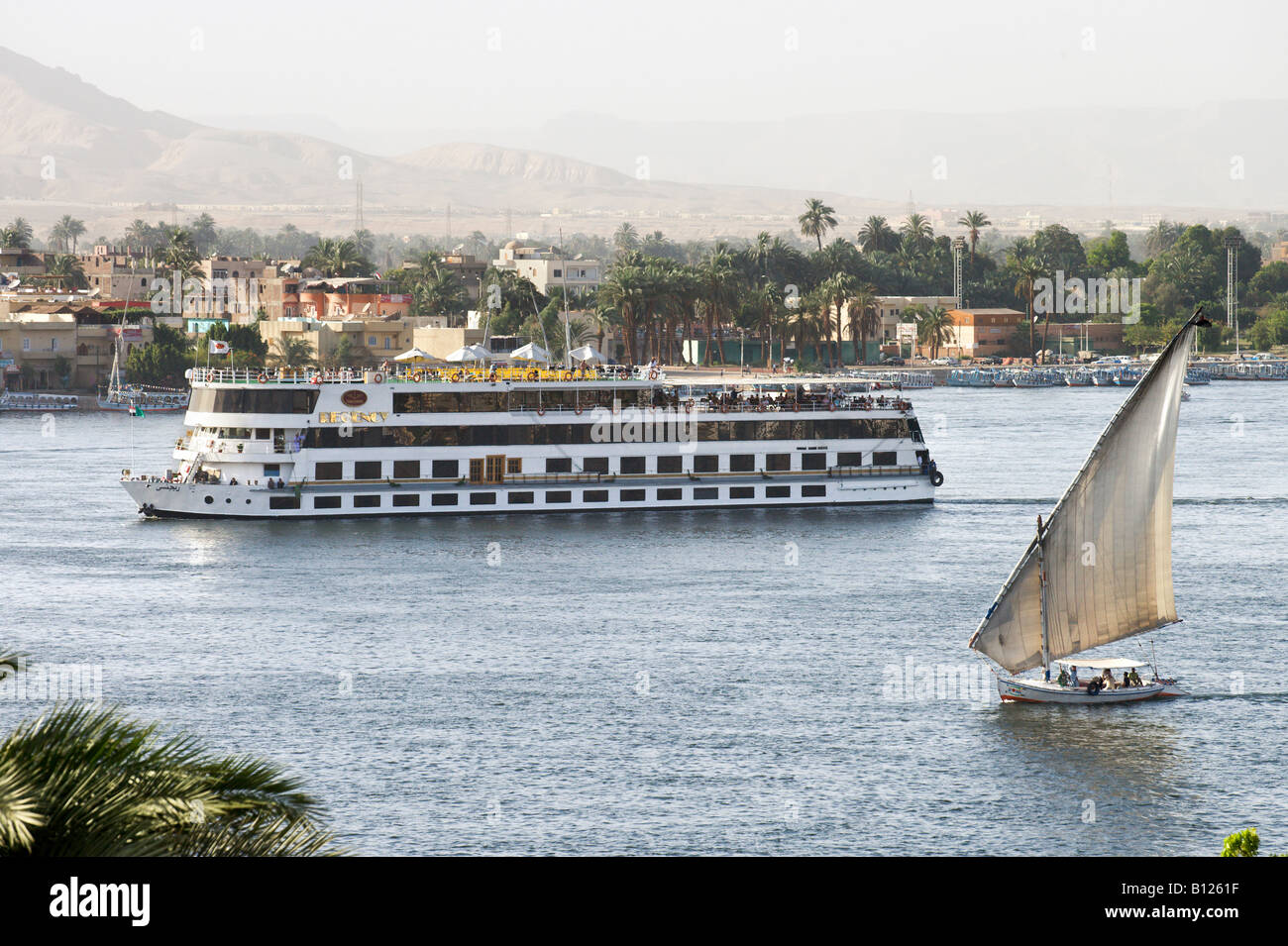 Cruise Boot und Feluke auf dem Nil mit Blick auf die West Bank, Luxor, Nil Senke, Ägypten Stockfoto