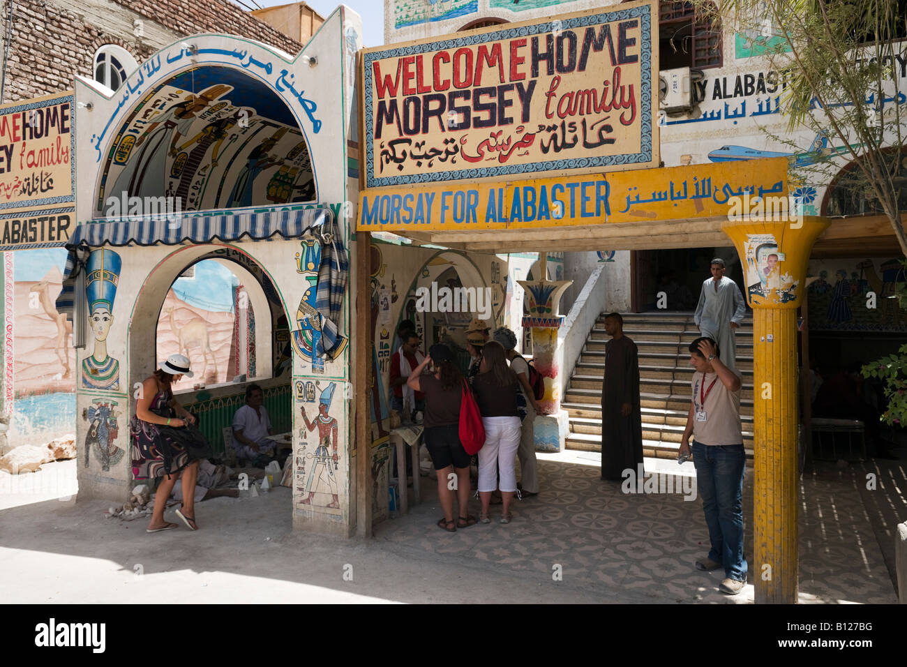 Touristen, die Einkaufsmöglichkeiten für Souvenirs bei einem Alabaster Fabrik auf der West Bank, Luxor, Nil Senke, Ägypten Stockfoto