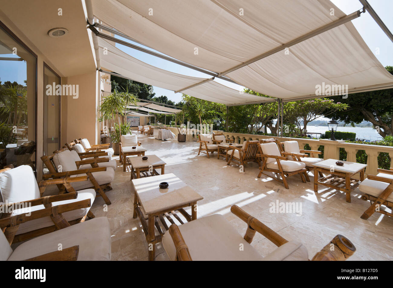 Terrasse des Hotel Iberotel an den Ufern des Nil, Luxor, Nil Senke, Ägypten Stockfoto