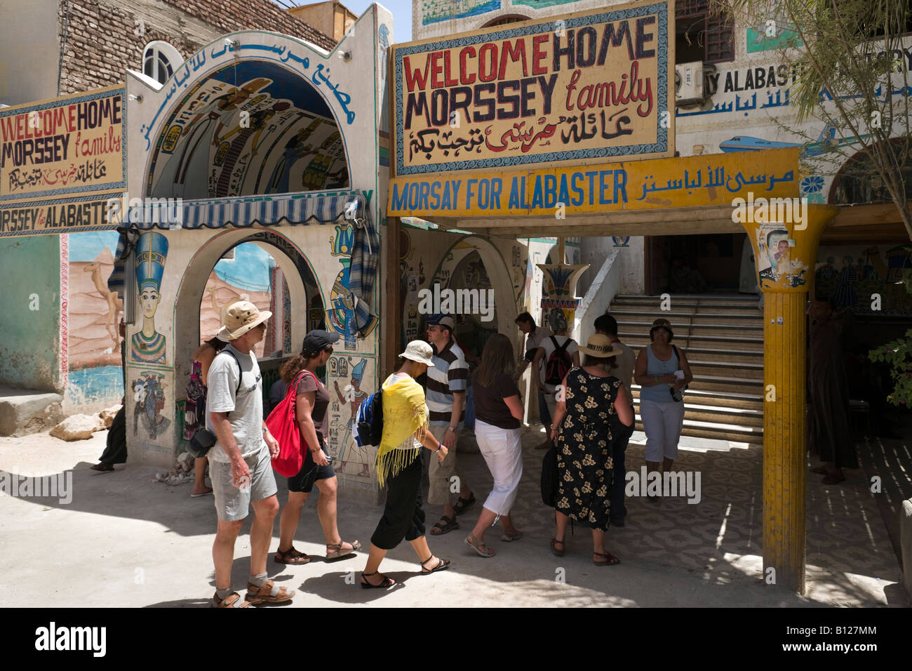 Touristen, die Einkaufsmöglichkeiten für Souvenirs bei einem Alabaster Fabrik auf der West Bank, Luxor, Nil Senke, Ägypten Stockfoto