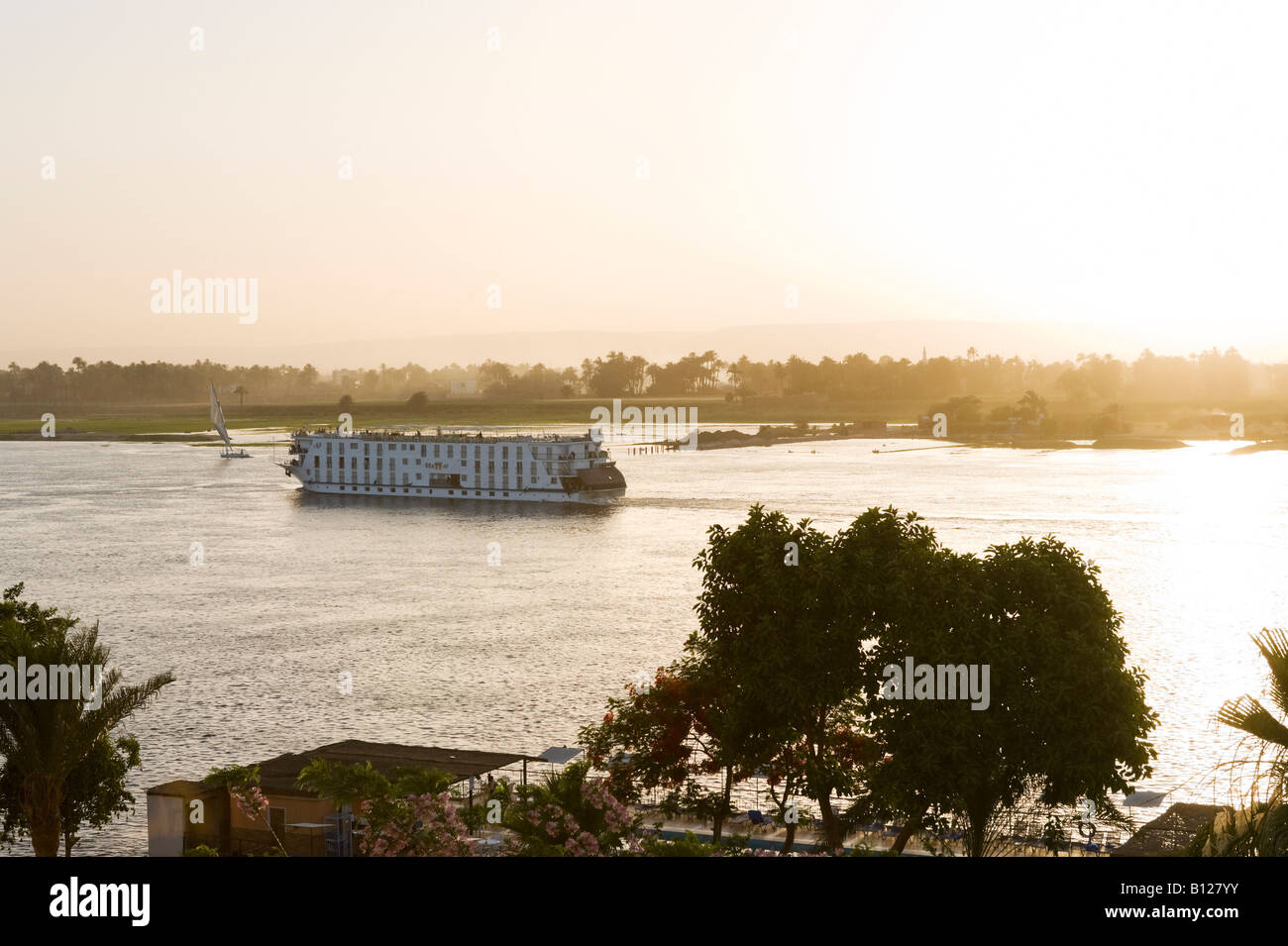Kreuzfahrtschiff auf dem Nil bei Sonnenuntergang, Luxor, Nil Senke, Ägypten Stockfoto